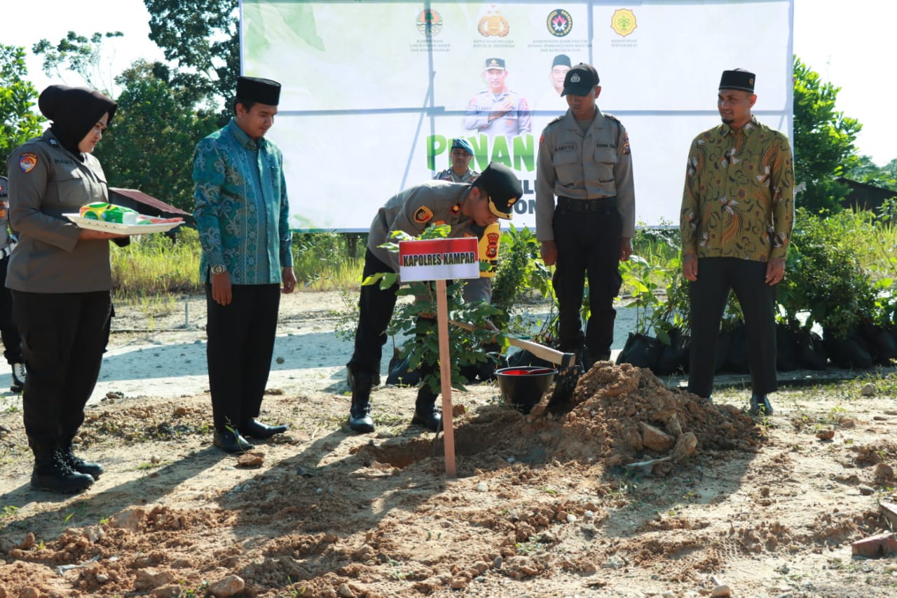 Polres Kampar Peduli Lingkungan Laksanakan Penanaman Sepuluh Juta Pohon